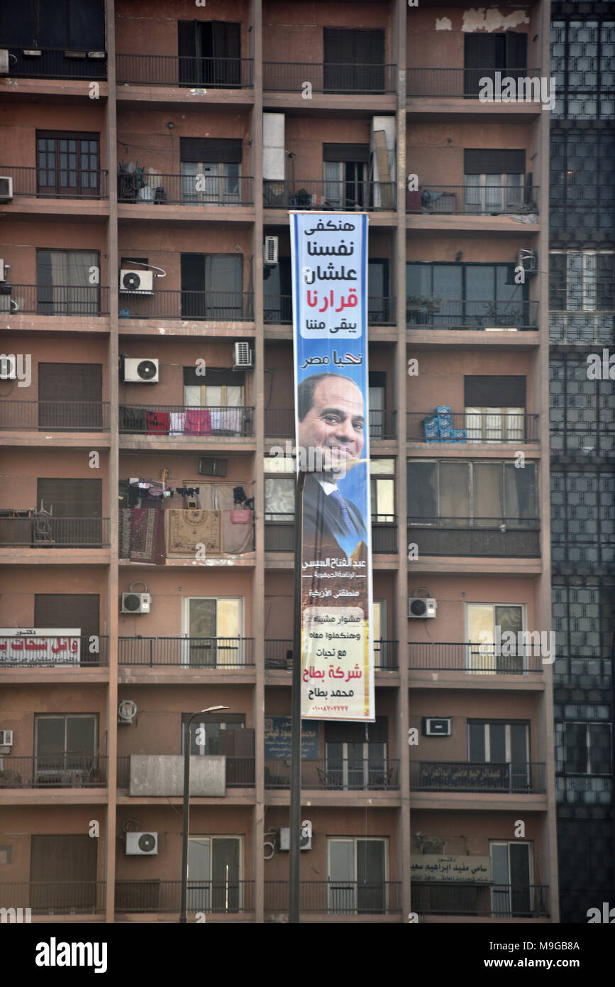 Une grande bannière électorale pour le président sortant, Abdel Fattah al-Sisi s'étendant sur plusieurs étages d'un bâtiment au Caire, sur la photo le 13 mars 2018. Les élections présidentielles auront lieu en Égypte du 26 au 28 mars 2018. Dans le monde d'utilisation | Banque D'Images