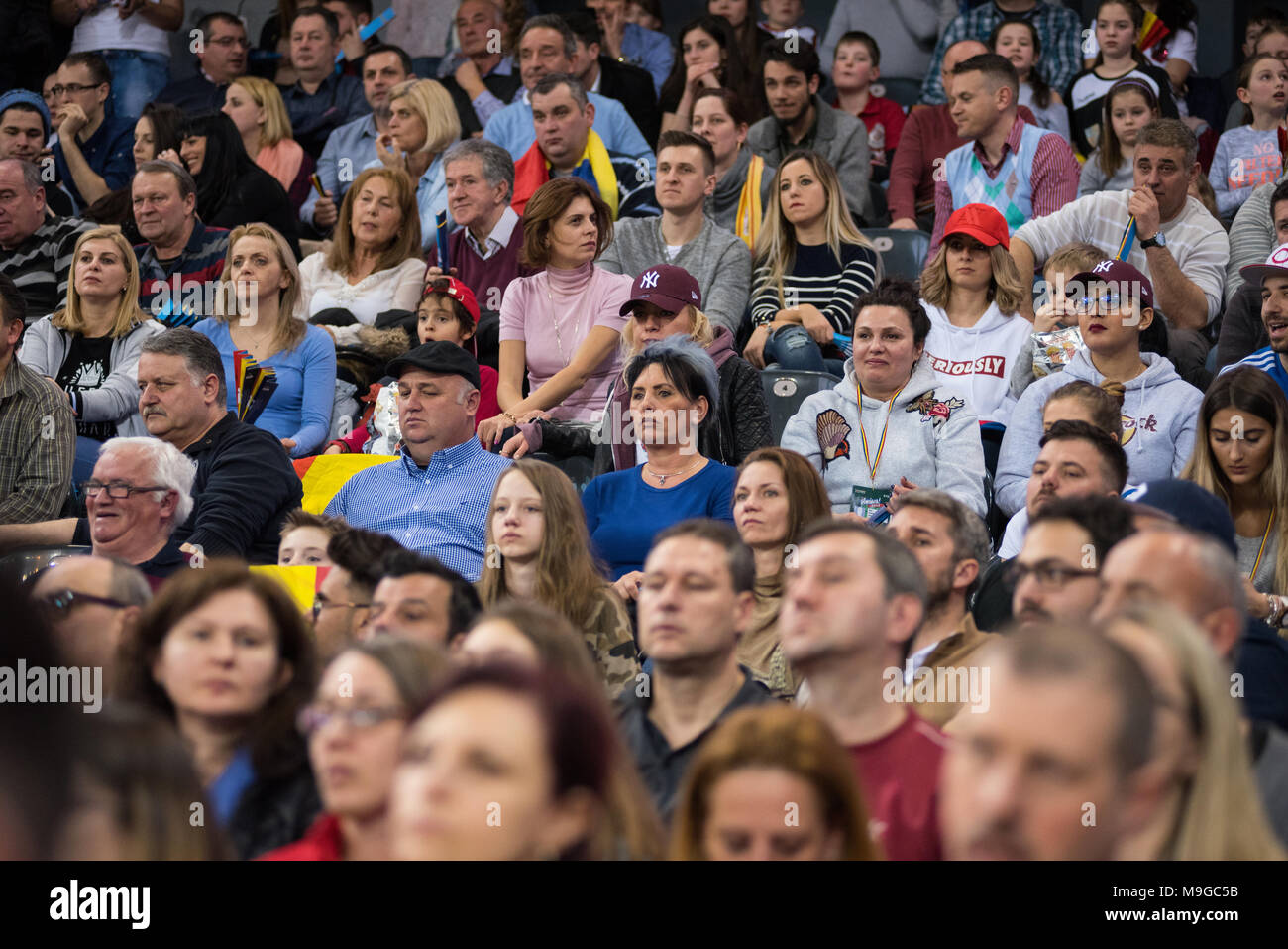 Cluj Napoca, Roumanie. Mar 25, 2018. Foule de gens, des supports et des sports fans soutenir leur équipe à un match de hand entre la Roumanie et la Russie : Crédit Pal Szilagyi Palko/Alamy Live News Banque D'Images