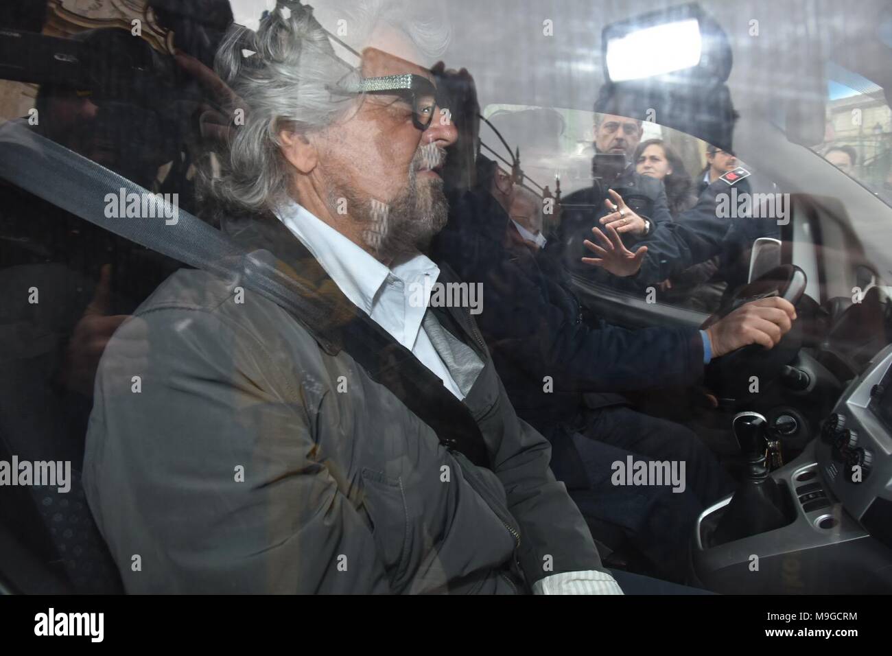 Beppe Grillo en taxi jusqu'à la sortie de la cour d'Aversa, cité comme témoin au procès, où Angelo Ferrillo, ancien militant du mouvement 5 étoiles en face de la cour de Naples du Nord où il s'affiche dans une audience pour être poursuivi par Gianroberto Casaleggio, dans le cadre de l'essai à laquelle Beppe Grillo lui-même est cité comme témoin Banque D'Images