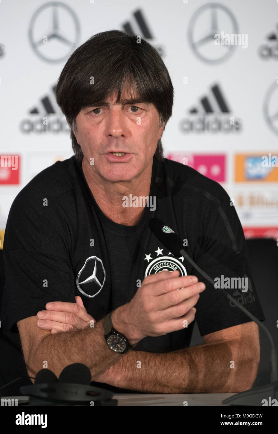 Berlin, Allemagne. 26 mars 2018, conférence de presse de l'équipe nationale allemande avant le procès match Allemagne contre le Brésil. Manager de l'équipe nationale Joachim Loew s'exprimant lors de la conférence. Photo : Christian Charisius/dpa dpa : Crédit photo alliance/Alamy Live News Banque D'Images