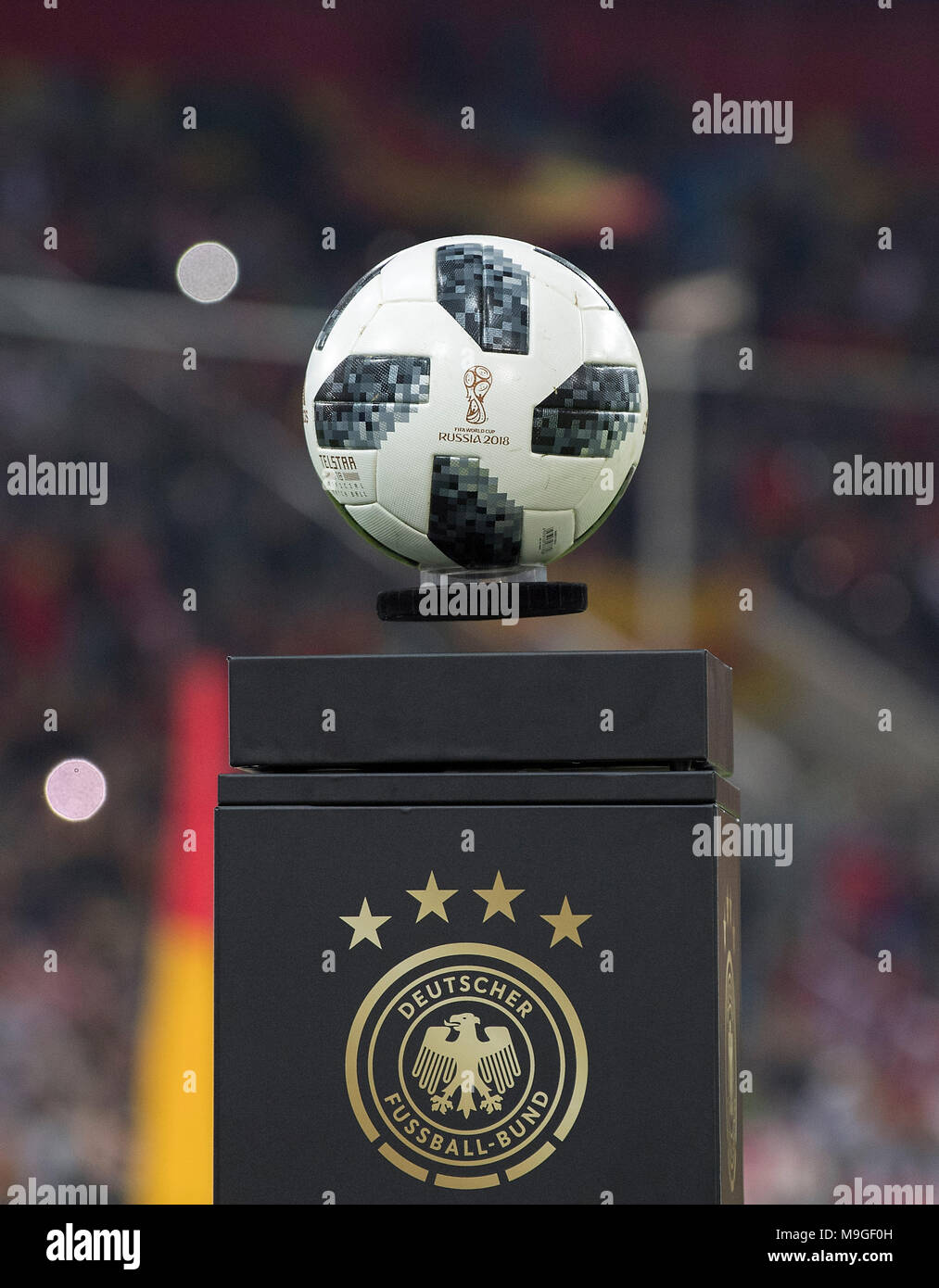 Düsseldorf, Deutschland. Mar 23, 2018. Fonction, Spielball der WM, balle, Adidas, la Russie en 2018, un bal, un Sachaufnahme, offizieller WM-Spielball 2018, Telstar 18, Fussball Laenderspiel, Freundschaftsspiel, Allemagne (GER) - Spanien (ESP) 1:1, am 23.03.2018 à Düsseldorf/Allemagne. Dans le monde d'utilisation |Crédit : afp/Alamy Live News Banque D'Images