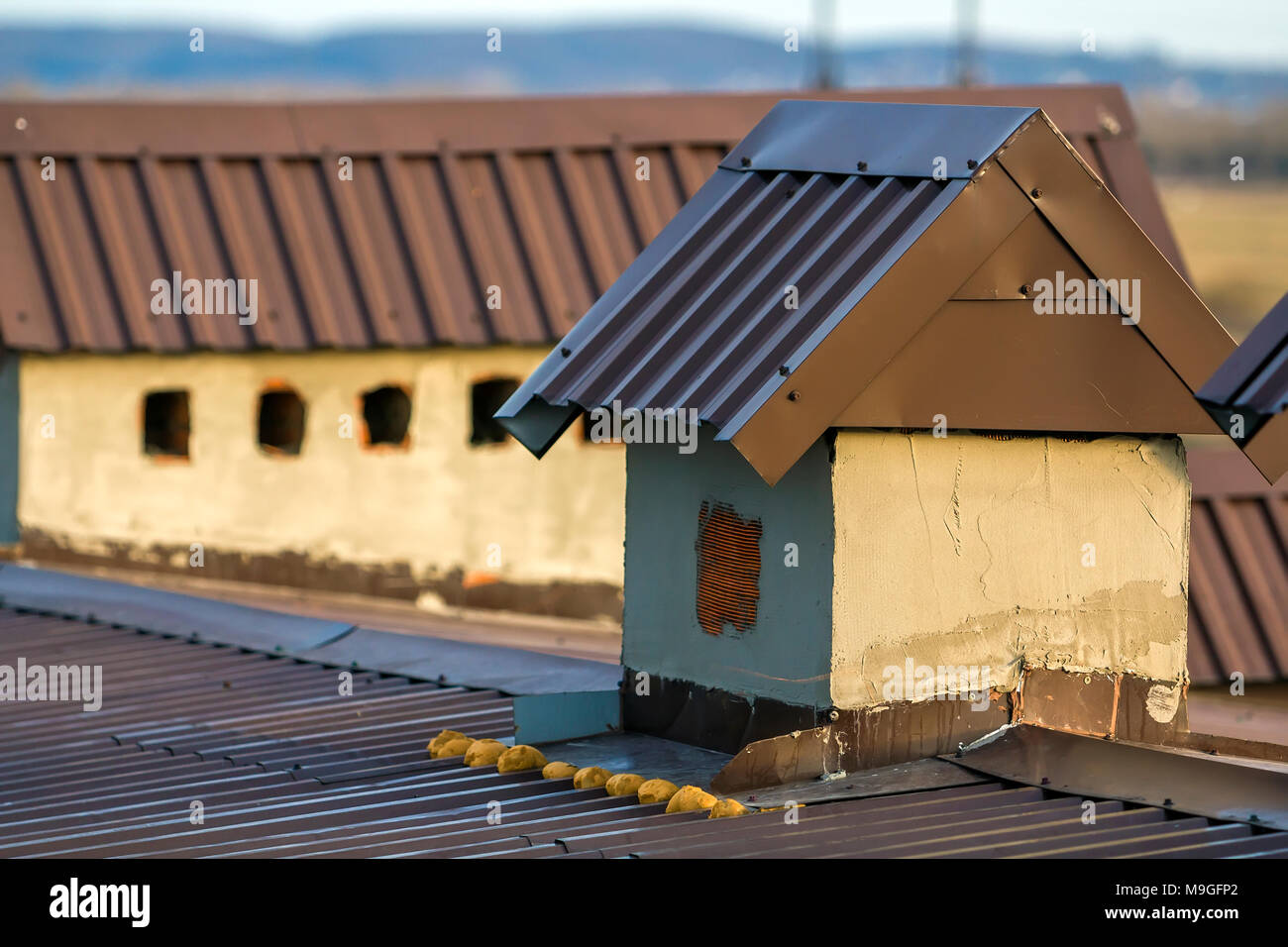 Close-up d'une nouvelle cheminée construite sur un toit de maison en construction. Bâtiment inachevé, de réparation et de rénovation. Banque D'Images