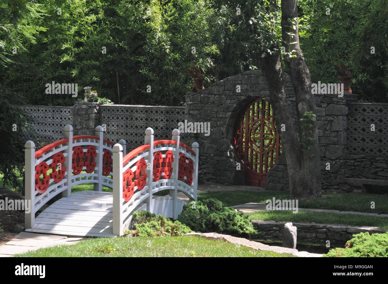 Pont oriental dans le jardin à Glen Burnie à Winchester, en Virginie Banque D'Images