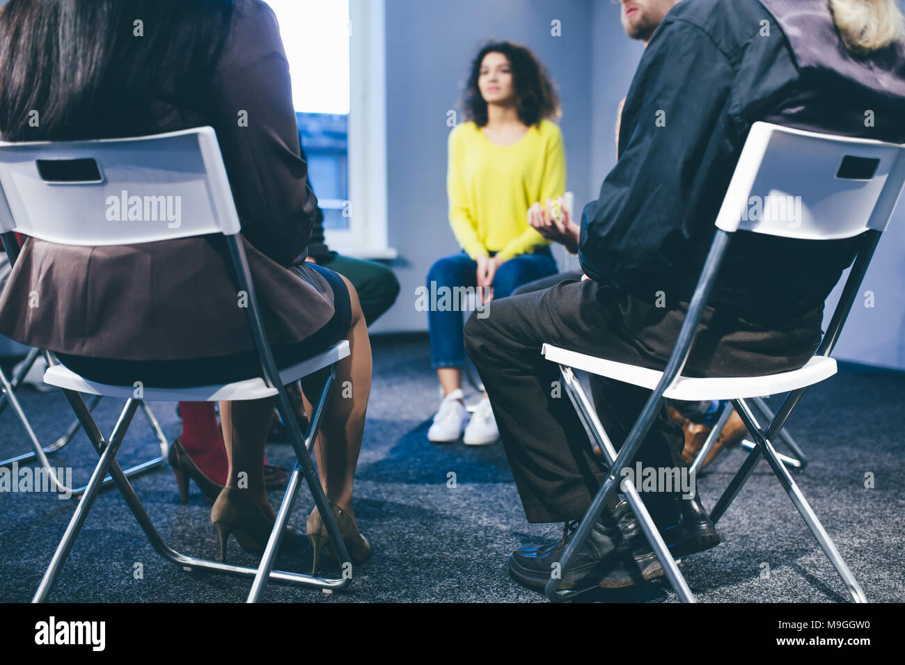 Grand groupe de personnes ayant une séance de counseling. Banque D'Images