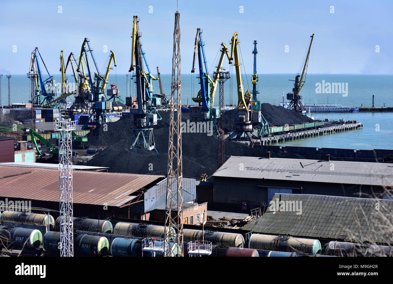 Taganrog, Russie - 11 mars 2015 : vue d'aérogares de fret de port maritime. Port de Taganrog a été trouvé en 1698 par l'empereur Pierre le Grand Banque D'Images