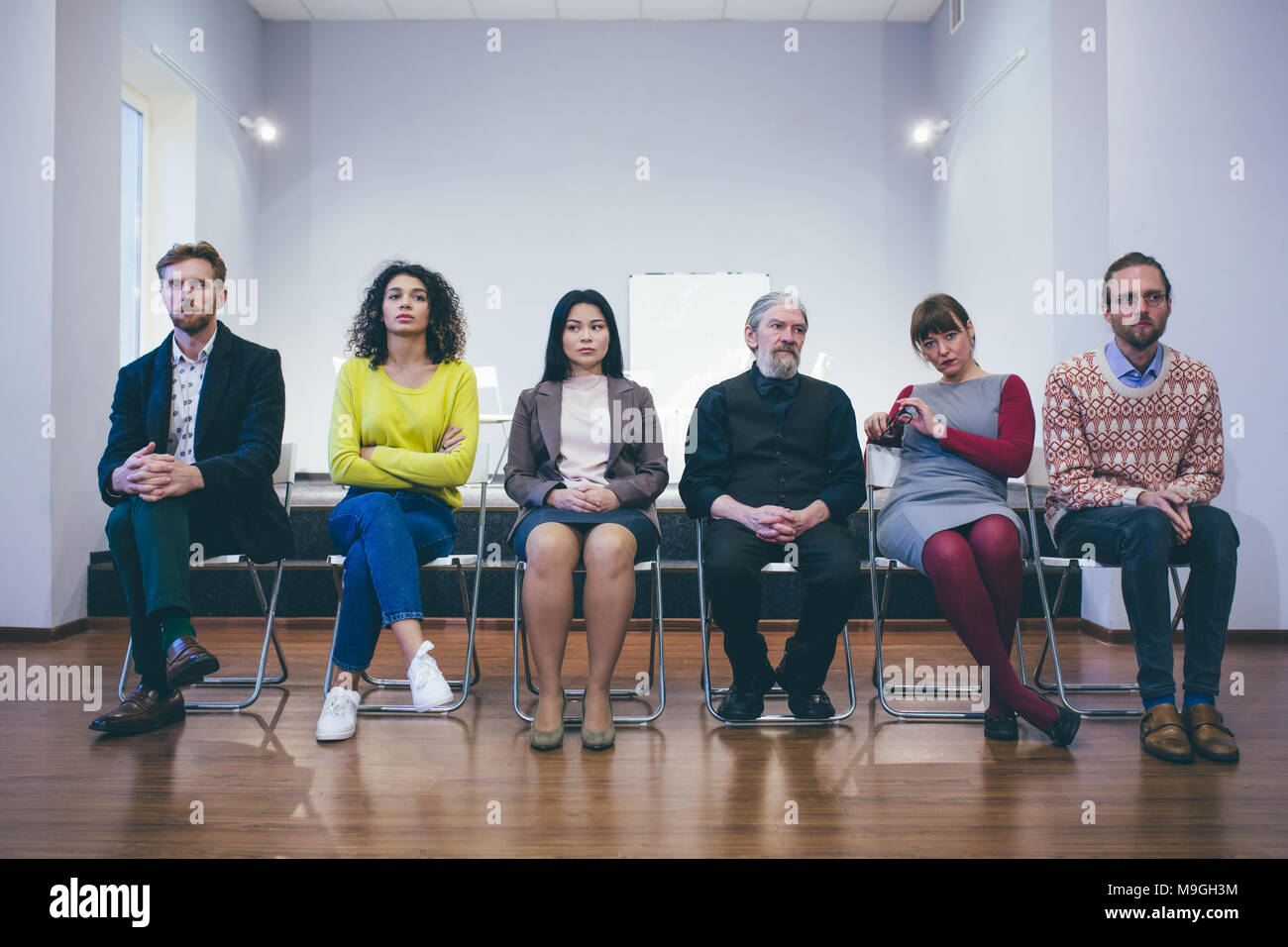 La thérapie de groupe : une diversité de personnes parlant et en l'accompagnement Banque D'Images