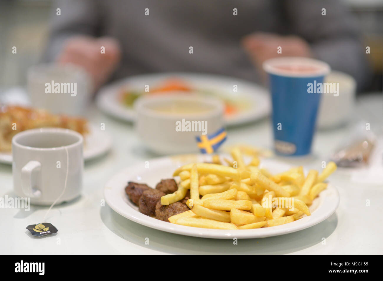 Moscou, Russie - le 11 avril 2013 : Swedish meatballs avec frites sur la table dans le restaurant IKEA à Moscou, Russie le 11 avril 2013. Publicité IKEA Banque D'Images