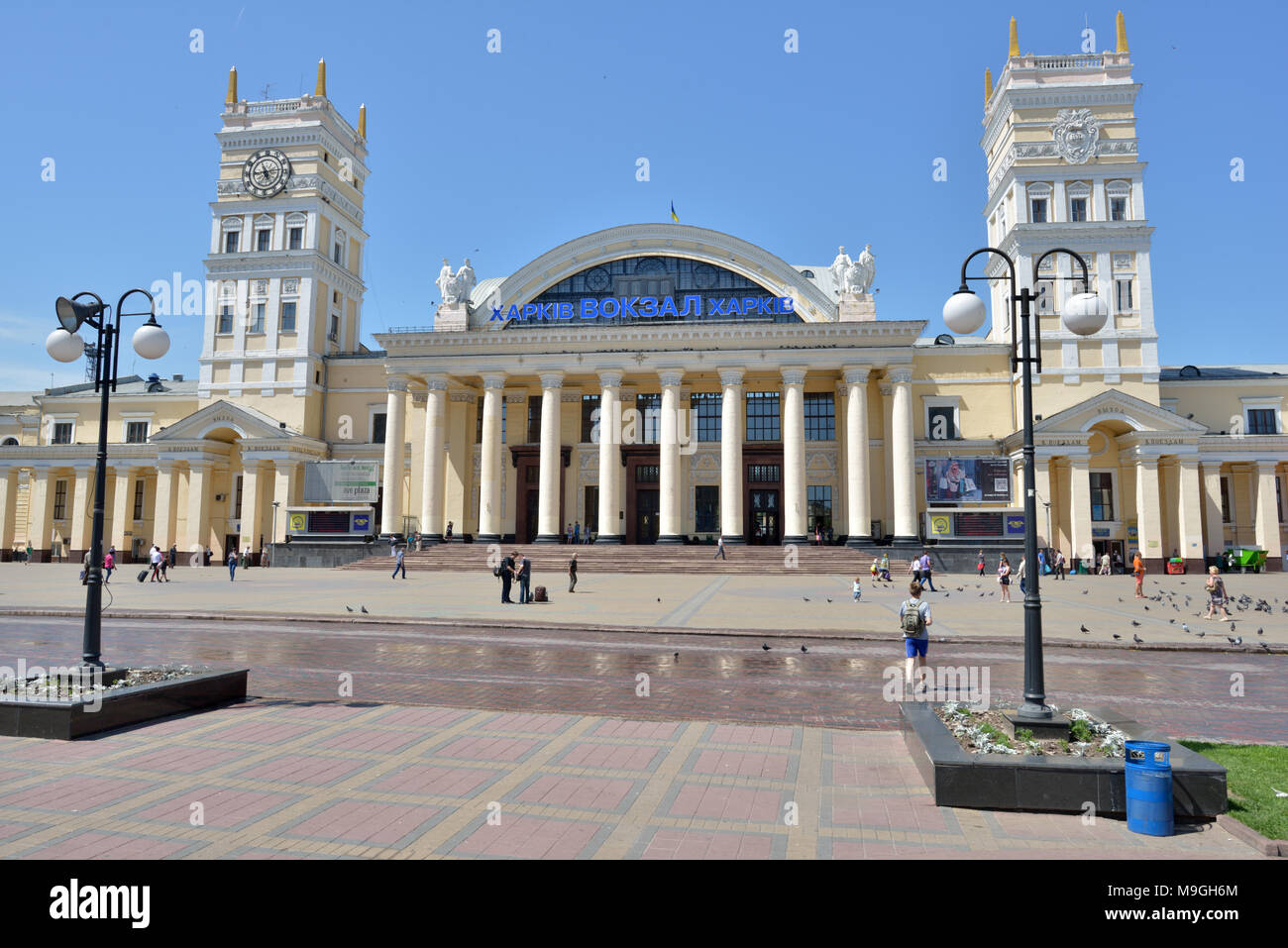 Kharkov, Ukraine - 5 juin 2014 : les personnes devant le bâtiment de la gare principale. Le bâtiment inauguré en 1952, au lieu du précédent bui Banque D'Images