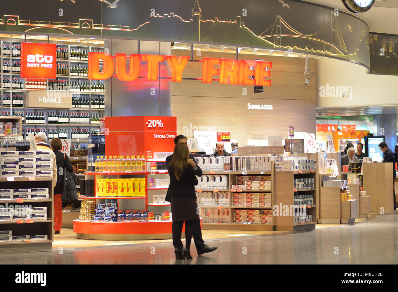 Istanbul, Turquie - 12 mars 2014 : la sélection de l'alcool et les  cigarettes dans la boutique duty free dans l'aéroport International  Ataturk. L'alcool et le tabac Photo Stock - Alamy