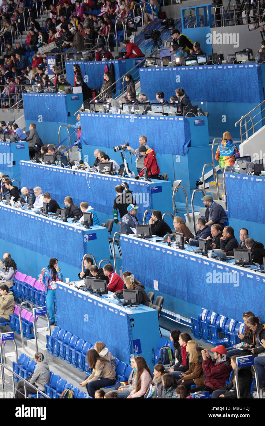 Sochi, Russie - 12 Février 2014 : le personnel de la presse et des médias sur la tribune dans l'arène Shayba pendant le match de hockey des femmes aux Jeux Olympiques d'hiver de Finlande v Banque D'Images