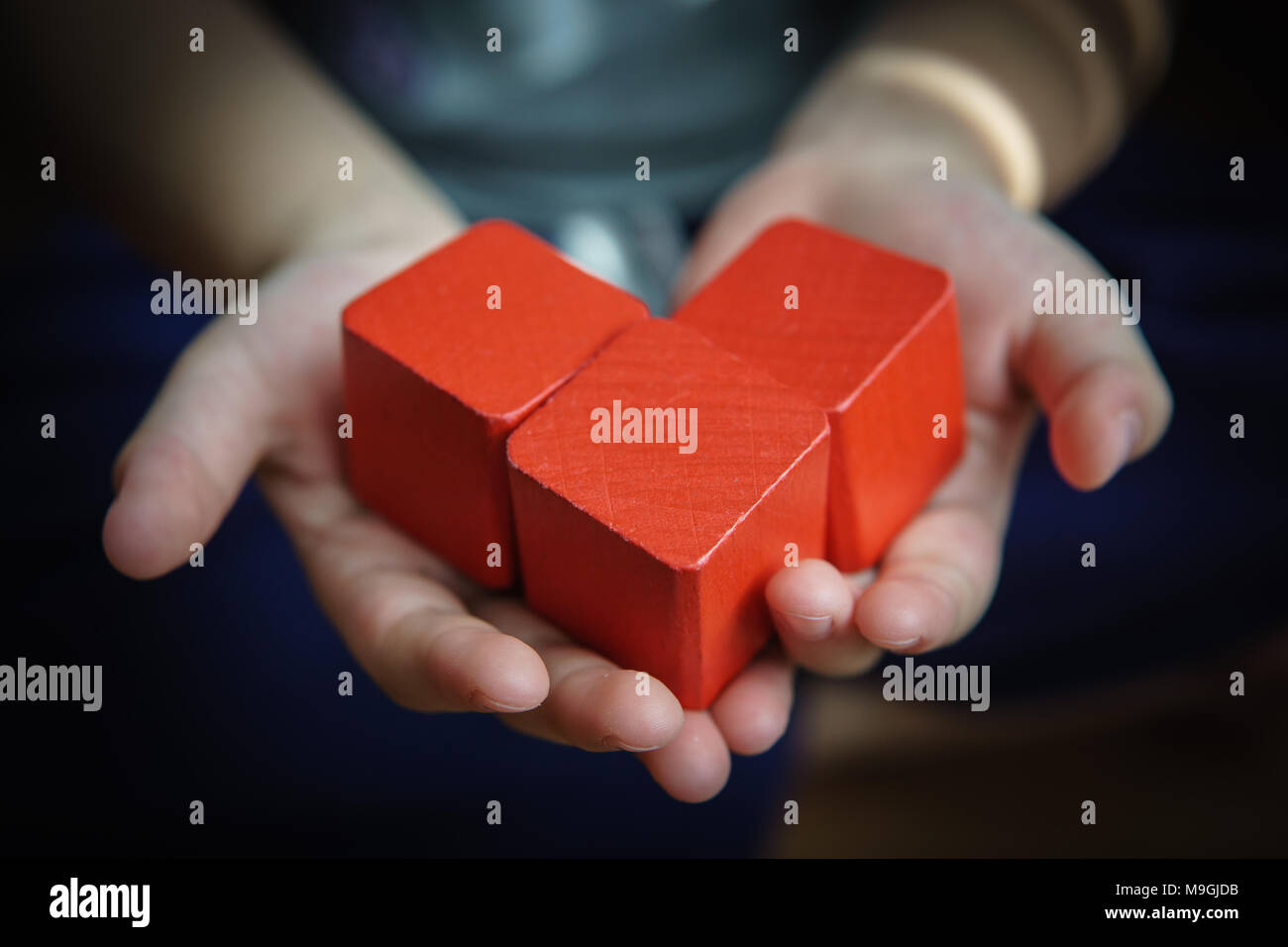 Activités enfants gros plan couleur concept jour doigt cadeau fille soins des mains coeur sain vue grand angle tenant enfant intérieur Apprendre aimer les gens Banque D'Images