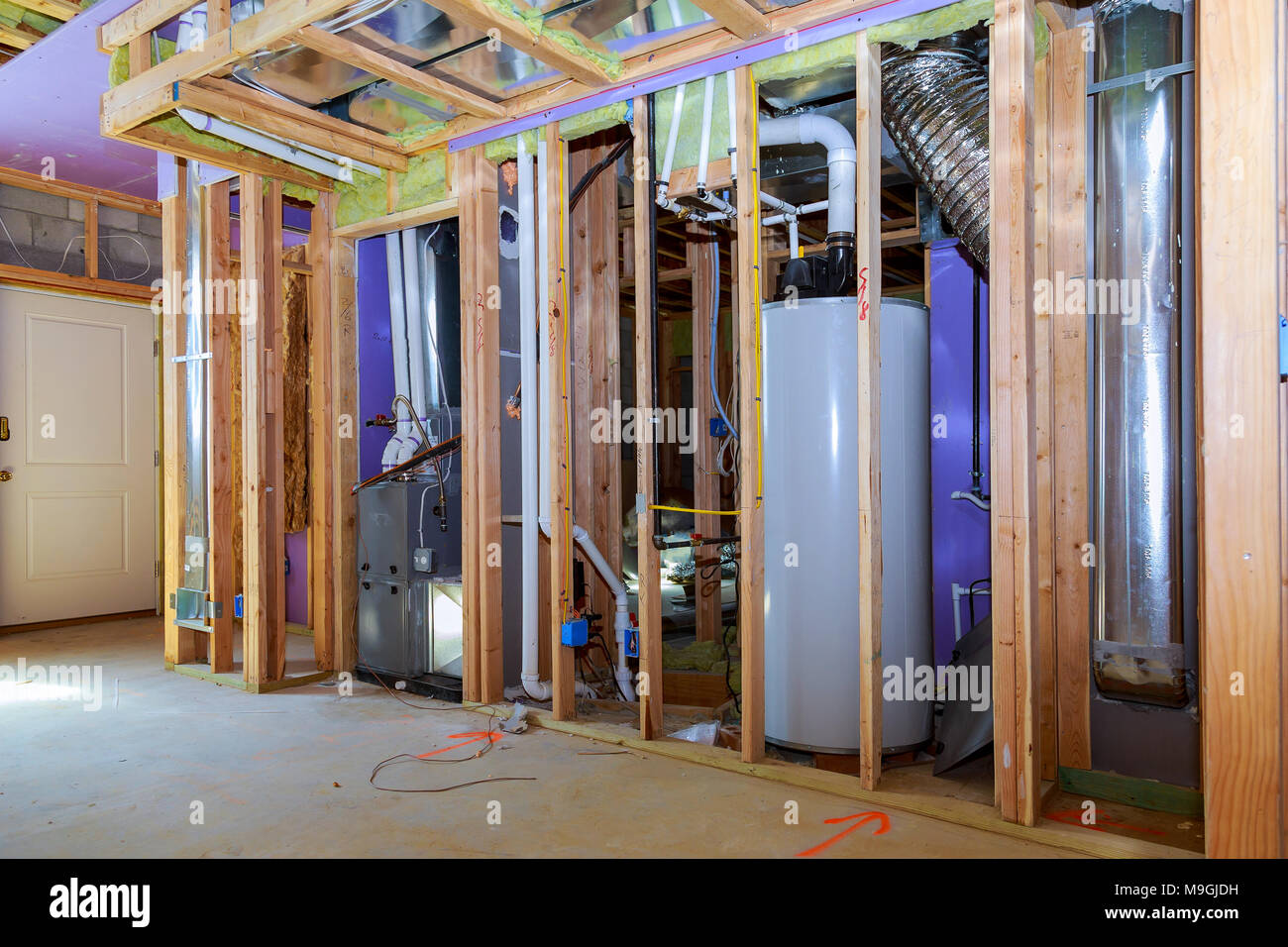 L'ossature des murs intérieurs avec tuyauterie et câblage installé installation des tuyaux pour l'eau pour les nouvelles constructions Banque D'Images