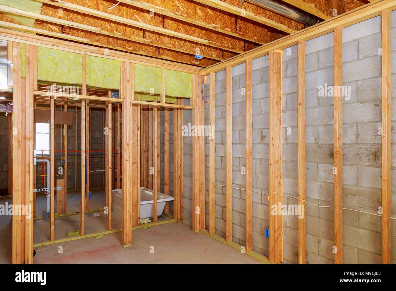 Transformer une salle de bains, plomberie accueil déménagement pour les nouveaux puits d'ossature du mur intérieur avec l'installation de la tuyauterie dans le sous-sol Banque D'Images