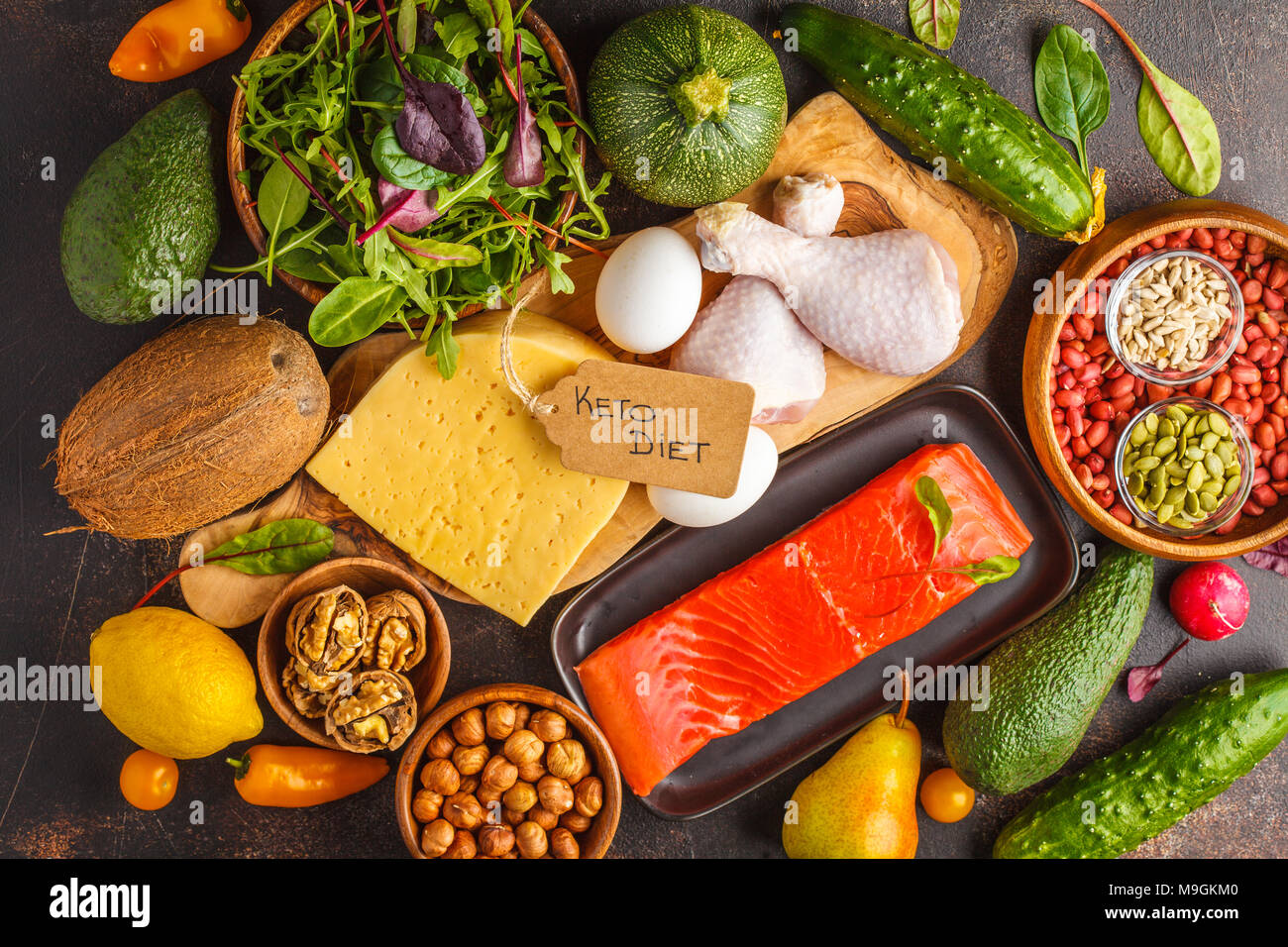 Concept de régime céto. Bas-carb équilibré d'arrière-plan de l'alimentation. Légumes, poisson, viande, fromage, noix sur un fond sombre. Banque D'Images