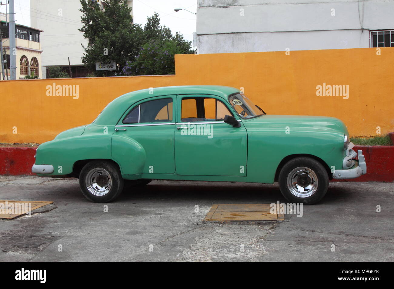Vieux taxi vert et jaune, La Havane, Cuba Banque D'Images