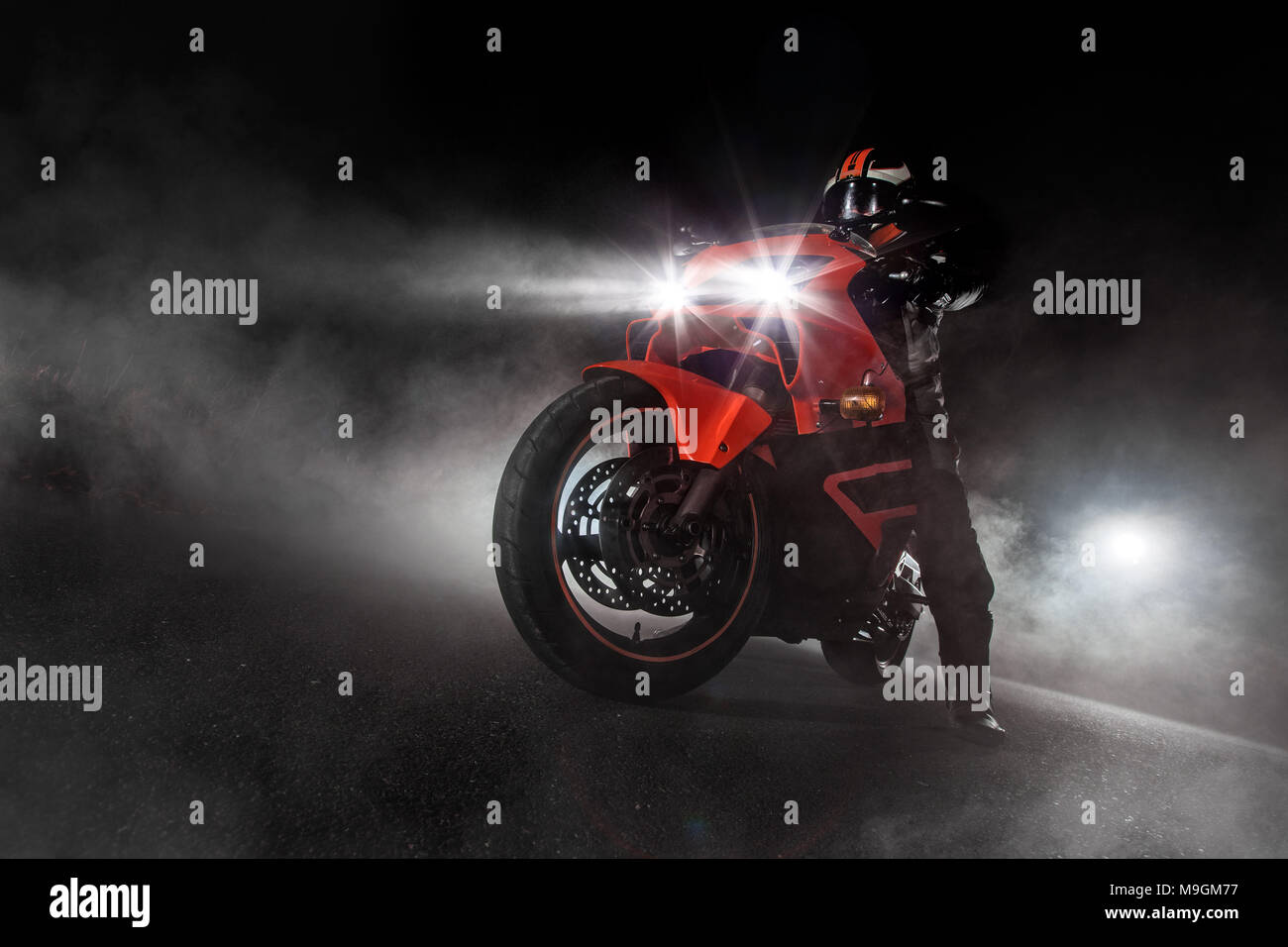 Pilote moto Supersport dans la nuit avec de la fumée autour. Dark fond  d'écran de motos Photo Stock - Alamy