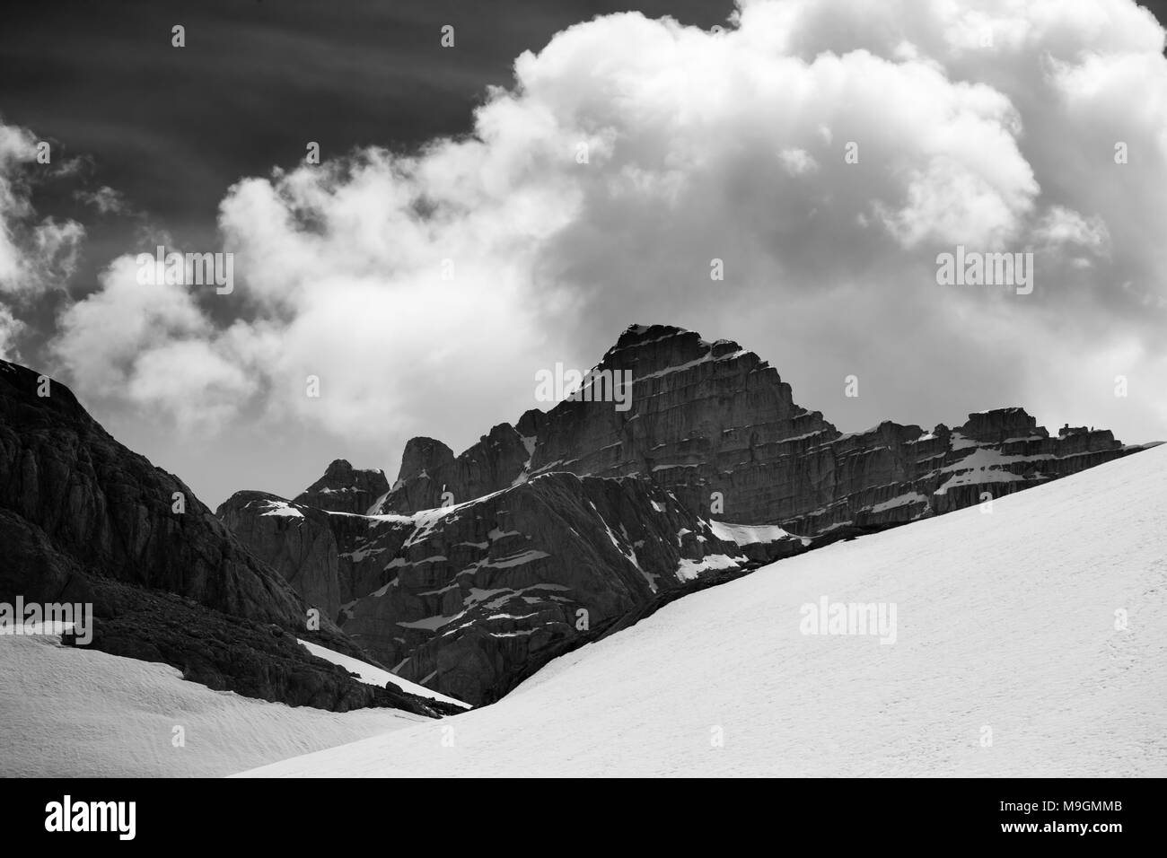 Le noir et blanc des rochers et de la neige. La Turquie, Monts Taurus centrale, Aladaglar (Anti-Taurus) vue de plateau Edigel (IJE Goller) Banque D'Images