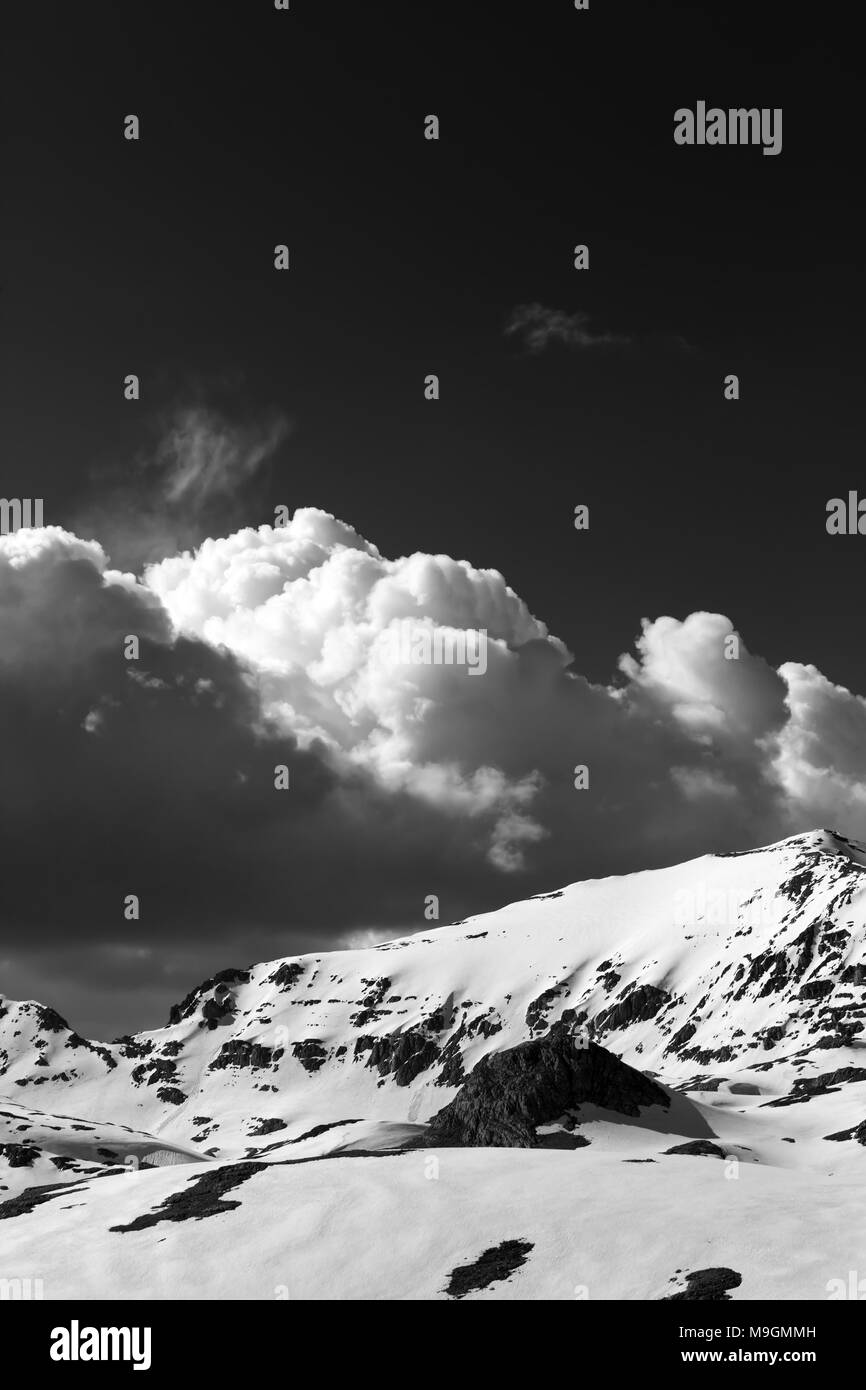 Le noir et blanc des montagnes enneigées et le ciel avec des nuages. La Turquie, Monts Taurus centrale, Aladaglar (plateau) Edigel Anti-Taurus (IJE Goller) Banque D'Images