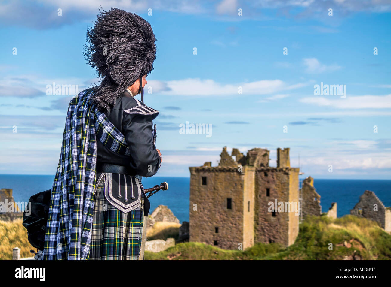 Cornemuse écossaise en grande tenue au Château de Dunnottar code Stonehaven Banque D'Images