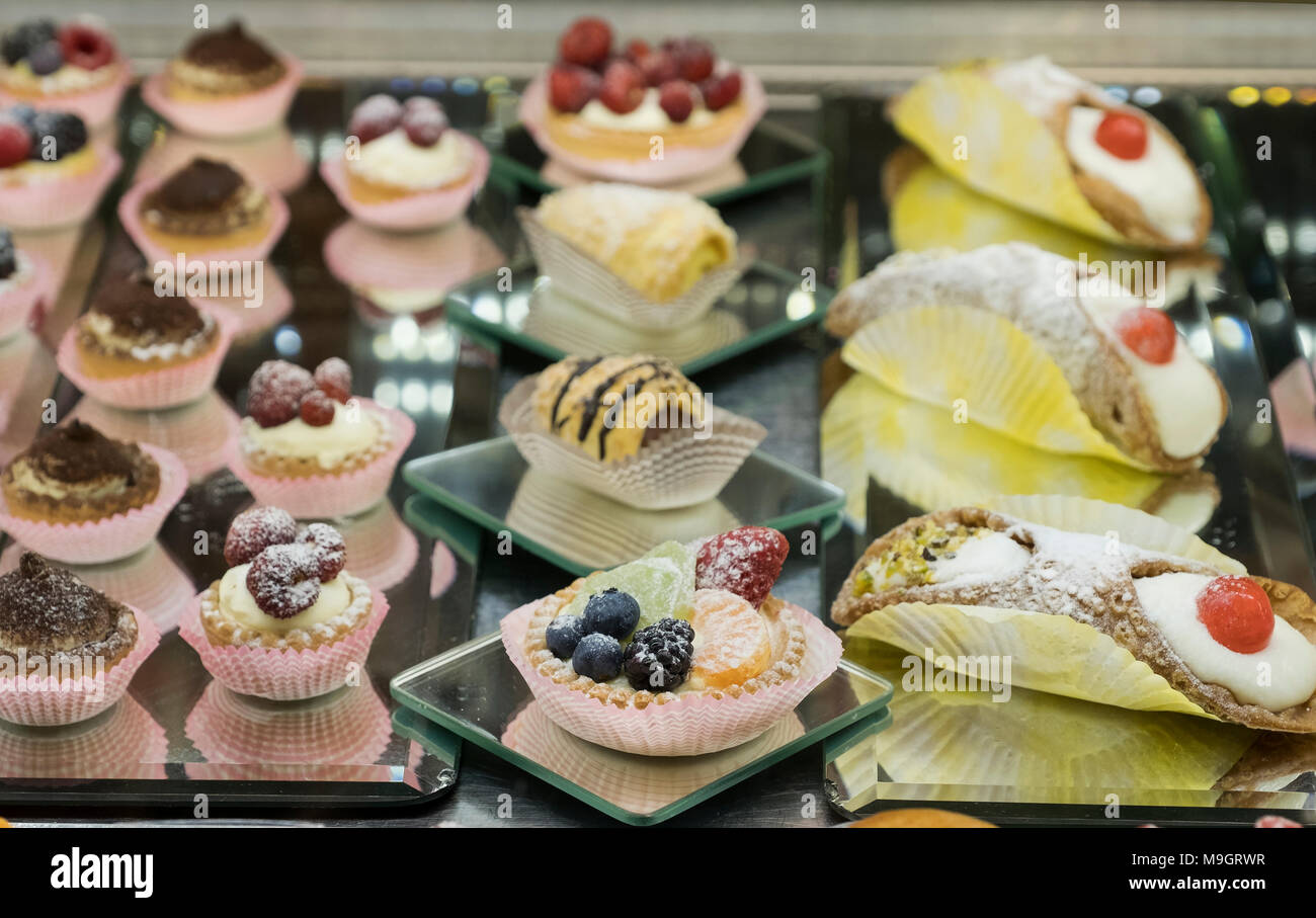 Grand choix de pâtisseries et de gâteaux sur l'affichage à l'écran en verre réfrigéré à l'intérieur du cabinet café restaurant italien, Rome, Italie Banque D'Images