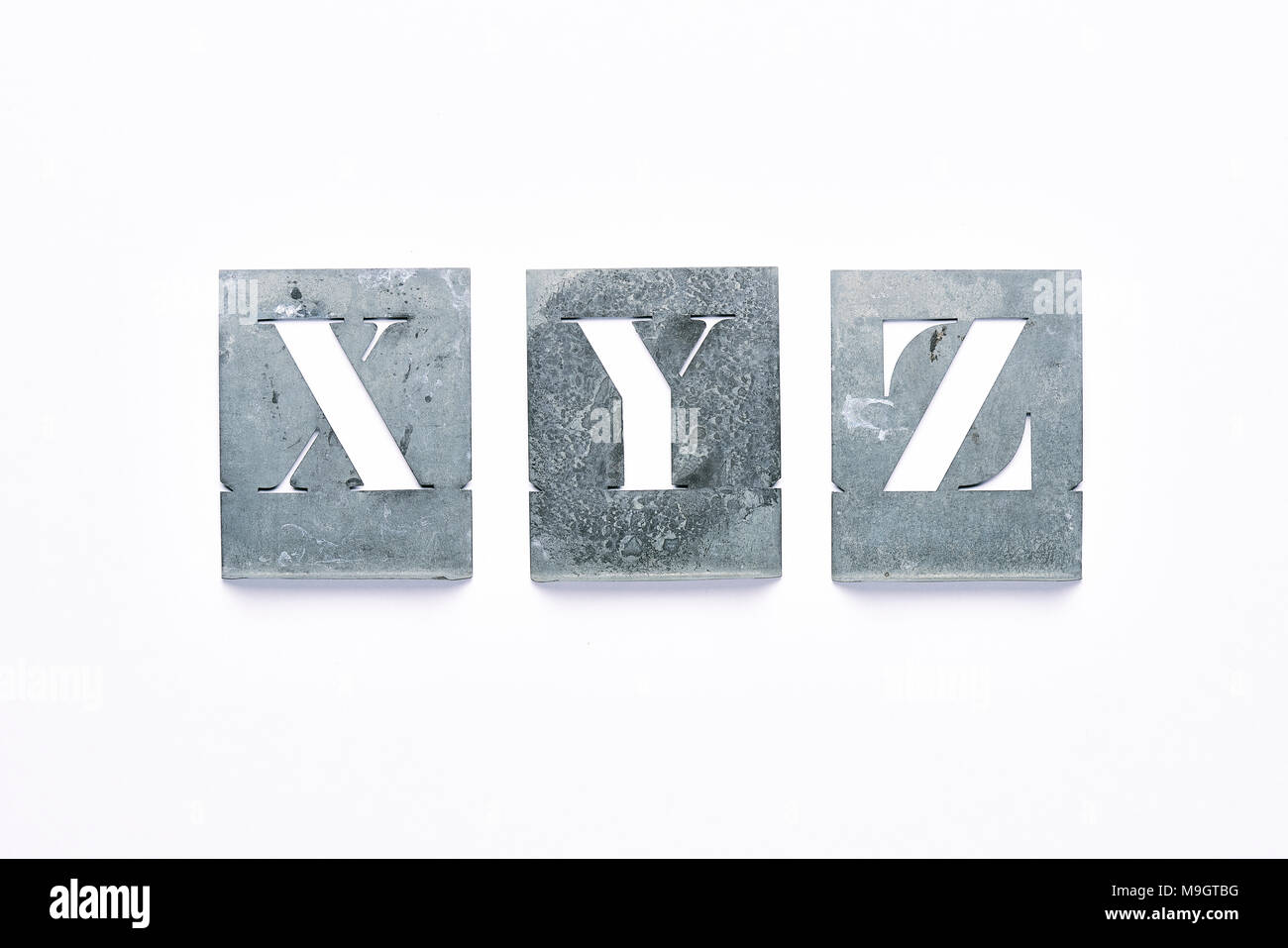 Pochoir Metal Lettres X Y Z Sur Un Fond Blanc Photo Stock Alamy