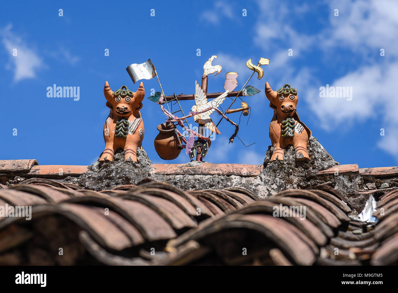 Toritos de Pucara - symbole du Pérou sur le toit de la chambre Banque D'Images