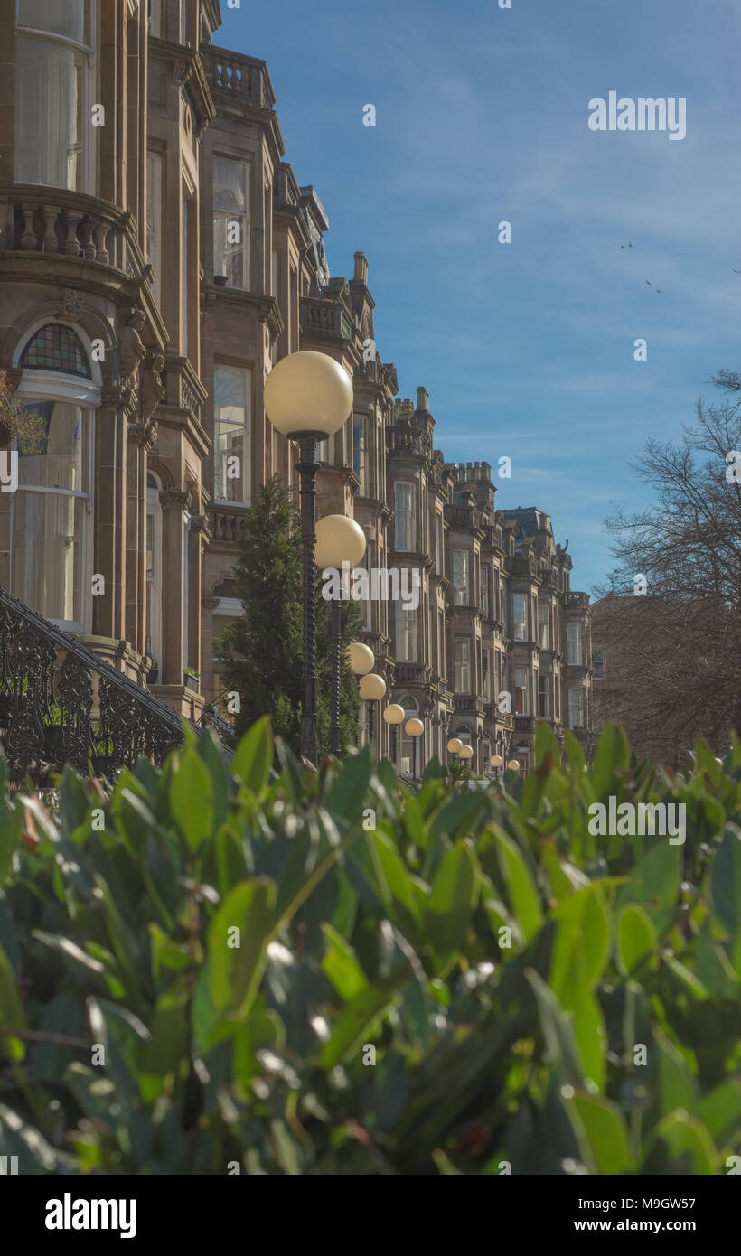 Une terrasse de grès Blond Victorian Tènements à Glasgow, Ecosse Banque D'Images