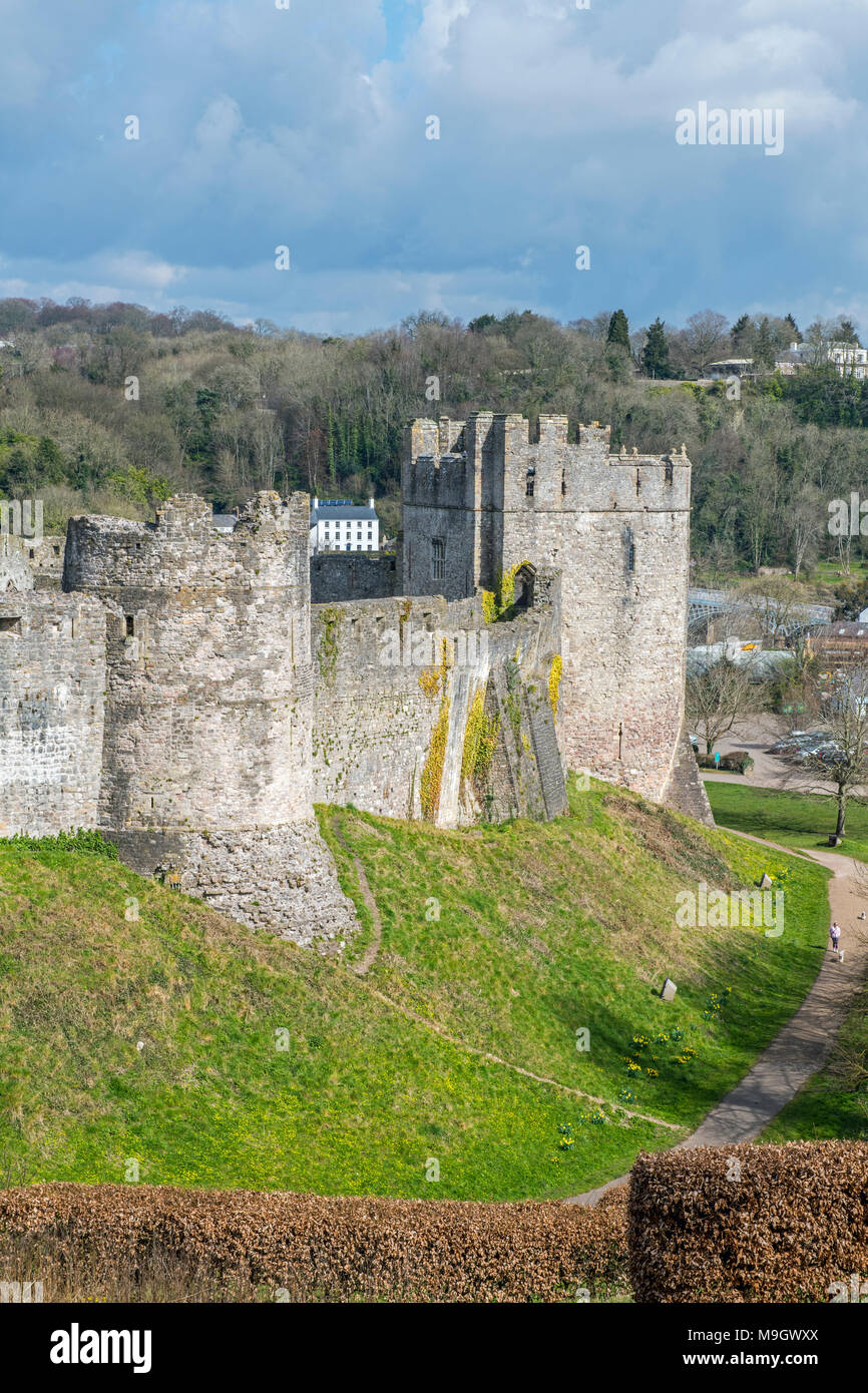 Les murs du château de Chepstow sur la frontière du pays de Galles Angleterre à Chepstow surplombant la rivière Wye Banque D'Images