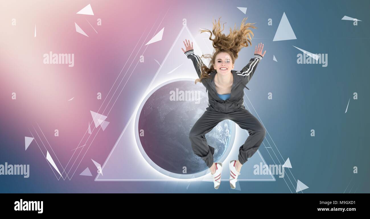 Cool young woman jumping avec des formes plus de monde cassé Banque D'Images