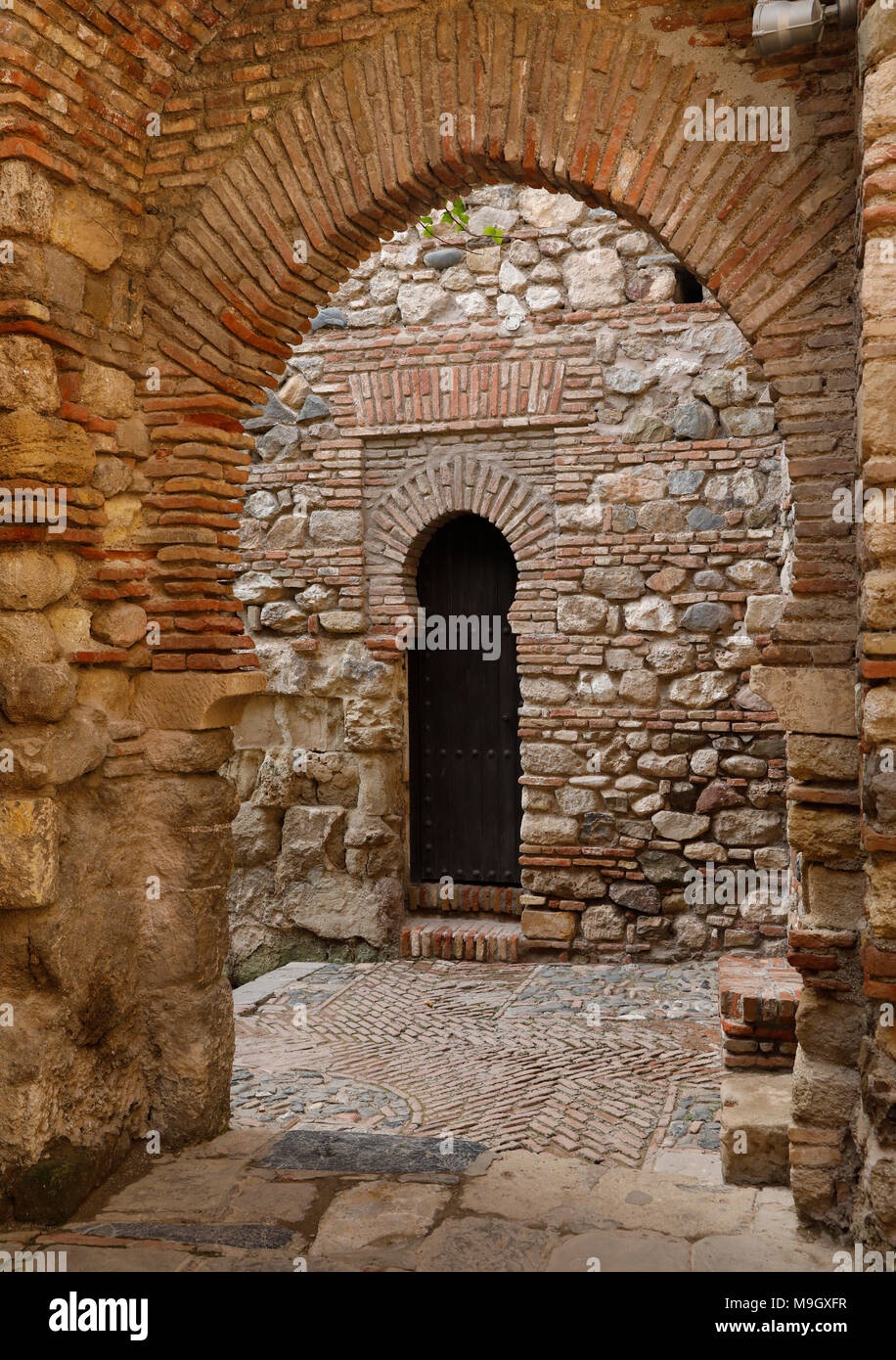 Les arcades en pierre de l'Alcazaba de Malaga à Malaga, Espagne. Banque D'Images