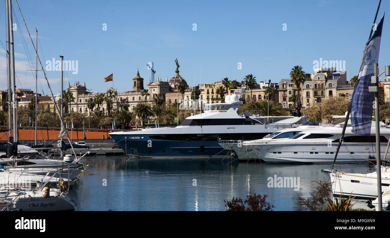 Yachts amarrés dans la marina de Barcelone, Espagne. Banque D'Images