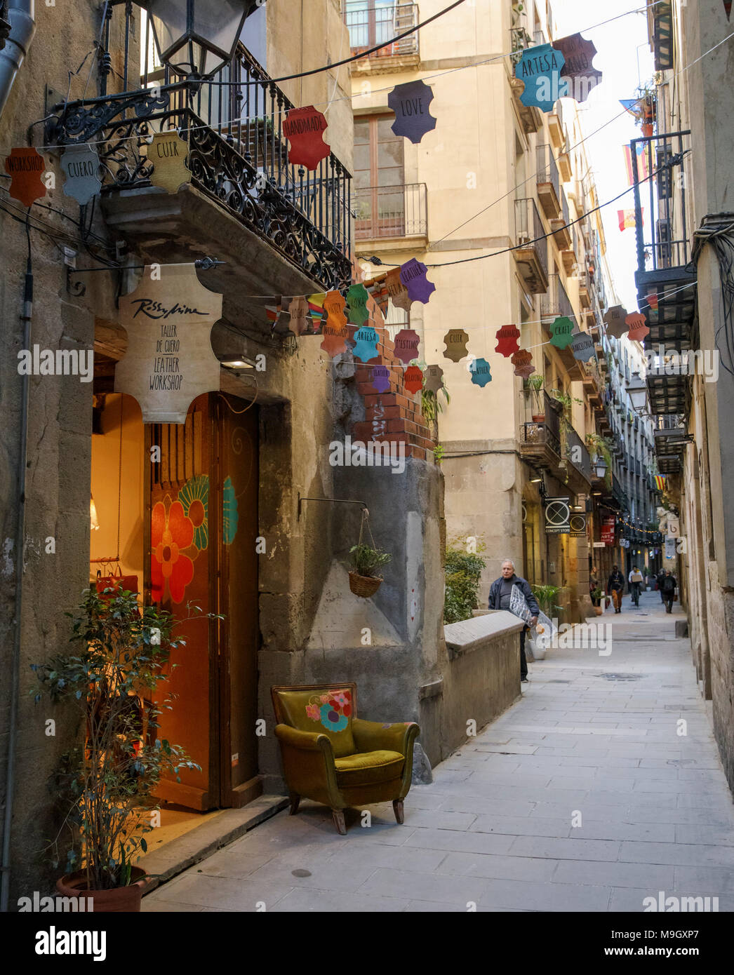 Les étroites rues piétonnes d'El Born de Barcelone, Espagne, abritent des boutiques indépendantes, des bars et boutiques de créateurs. Banque D'Images