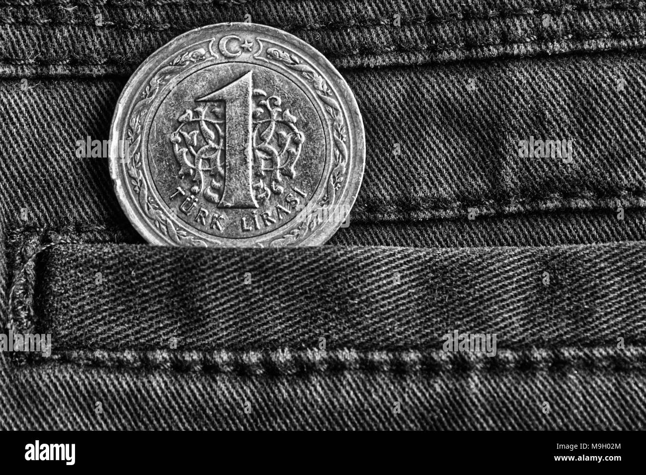 Pièce turque d'une valeur nominale de 1 cri dans la poche de jeans en denim foncé, monochrome shot. Banque D'Images