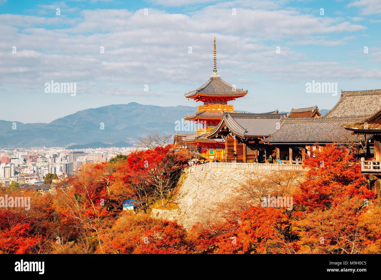 Le temple Kiyomizu-dera avec automne érable à Kyoto, Japon Banque D'Images
