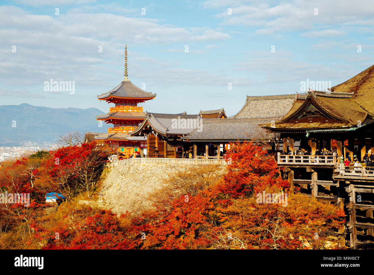 Le temple Kiyomizu-dera avec automne érable coloré à Kyoto, Japon Banque D'Images