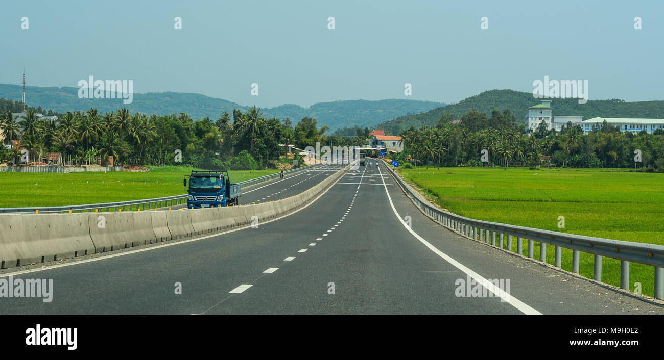 Nha Trang, Viêt Nam - Mar 21, 2016. Véhicules roulent sur la route nationale 1A à Nha Trang, Vietnam. La longueur totale du réseau routier du Viet Nam est d'environ 222, Banque D'Images