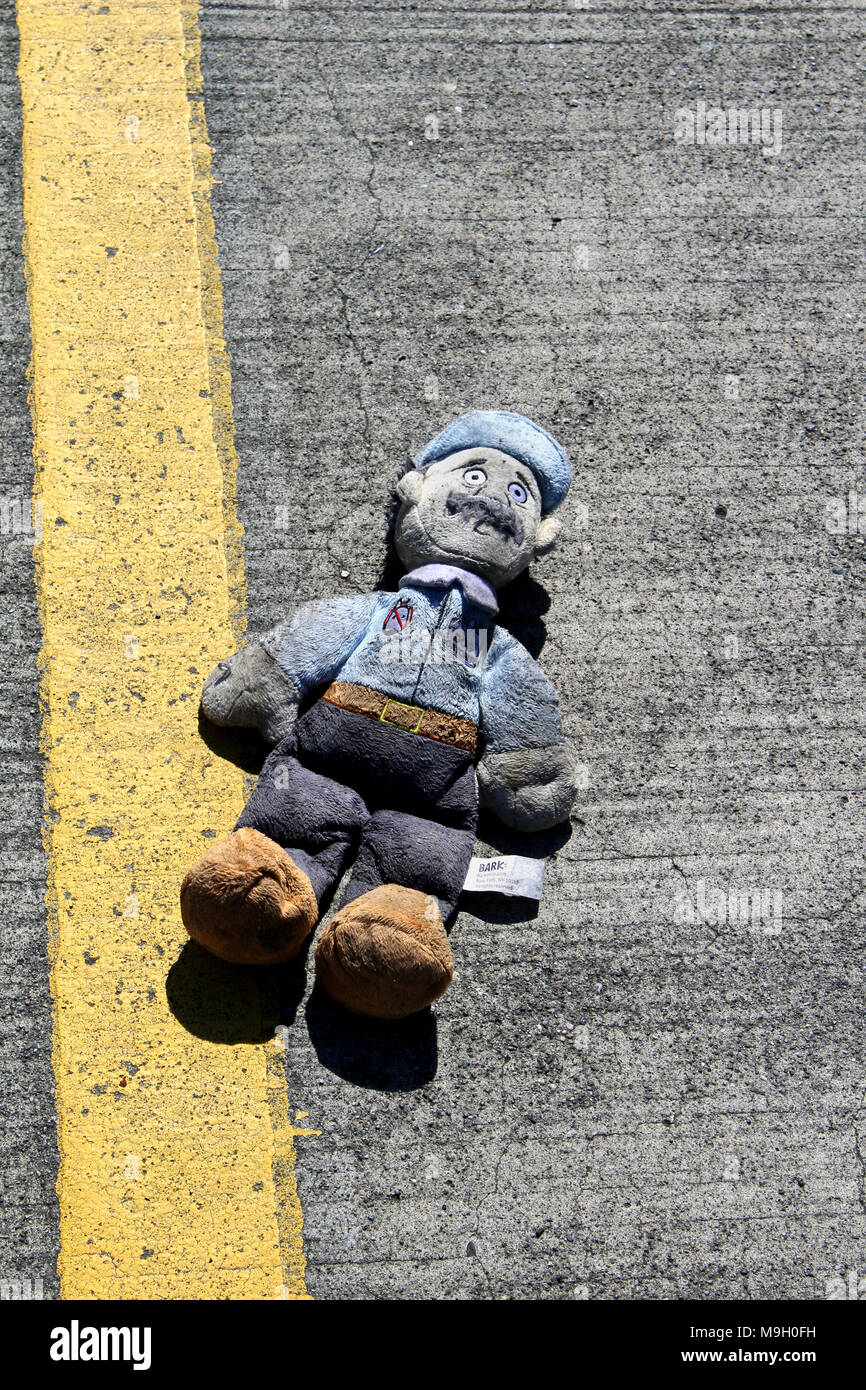 Chien en peluche jouet catcher abandonnés sur une route au Fisherman's terminal, Seattle Banque D'Images