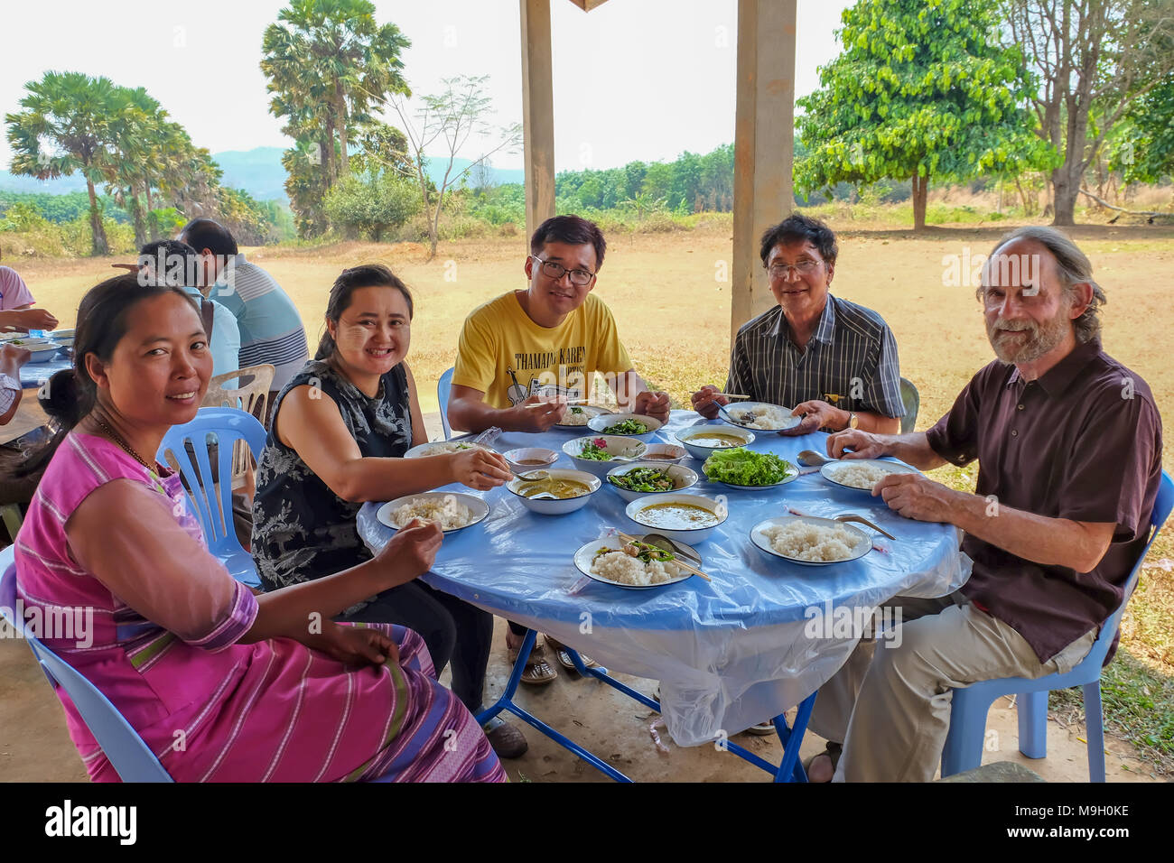 Tachileik, Myanmar - le 30 mars 2017. Les participants à l'atelier d'énergie solaire profiter de déjeuner à la ferme de la communauté Banque D'Images