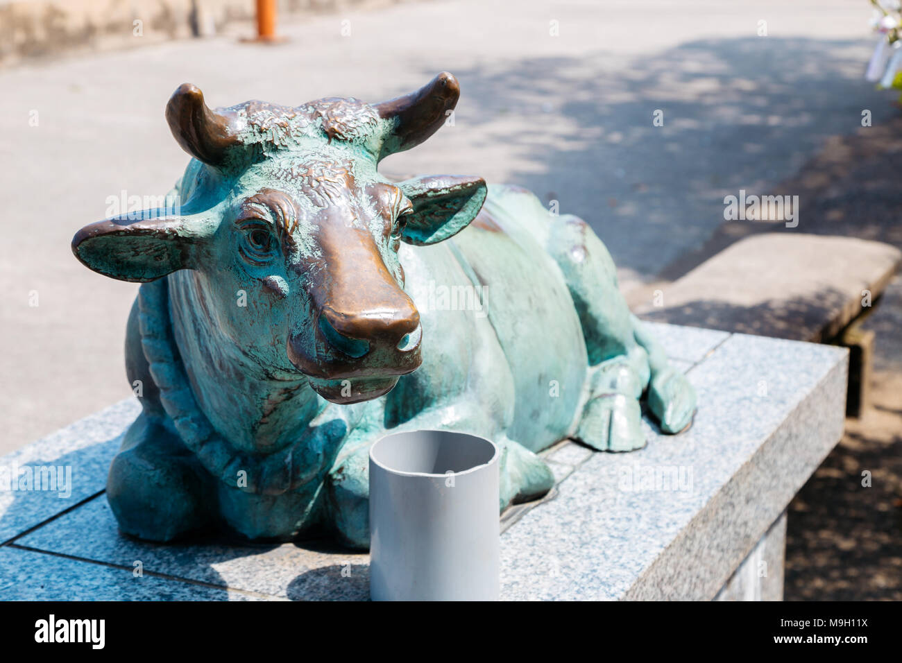 Statue de vache dans le sanctuaire Atago à Fukuoka, Japon Banque D'Images