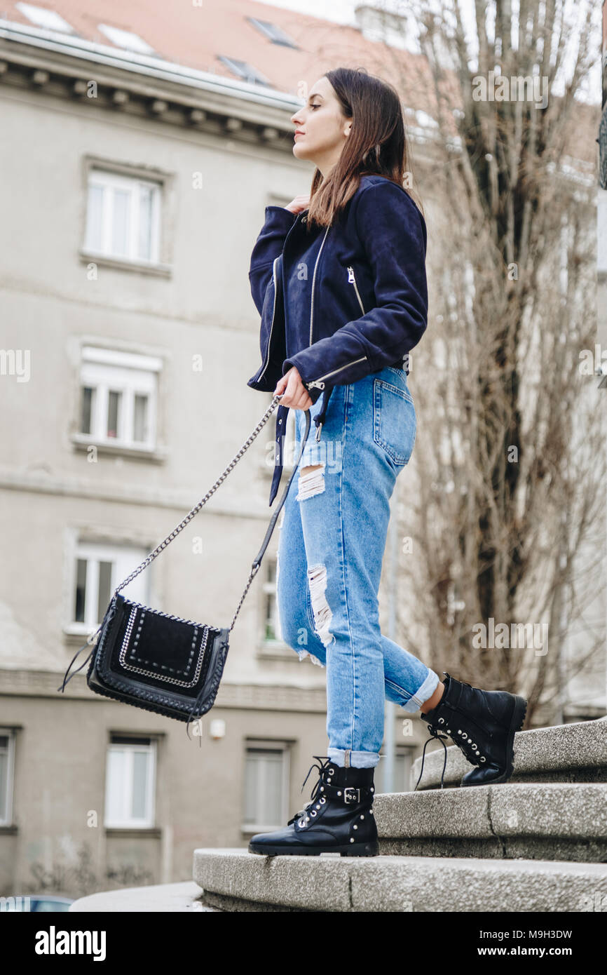 Tenue d'automne fashion détails, jeune femme élégante portant une veste en  cuir, des jeans déchirés et black boots. fashion blogger tenant un quartier  branché Photo Stock - Alamy