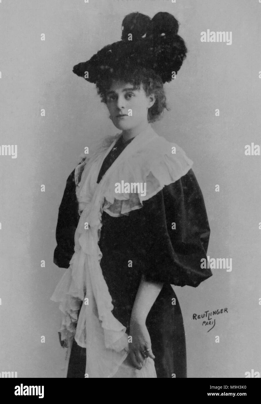 Portrait de l'écrivain irlandais Mlle Maud Gonne ( 1866 - 1953 ) - photographie par Reutlinger Banque D'Images