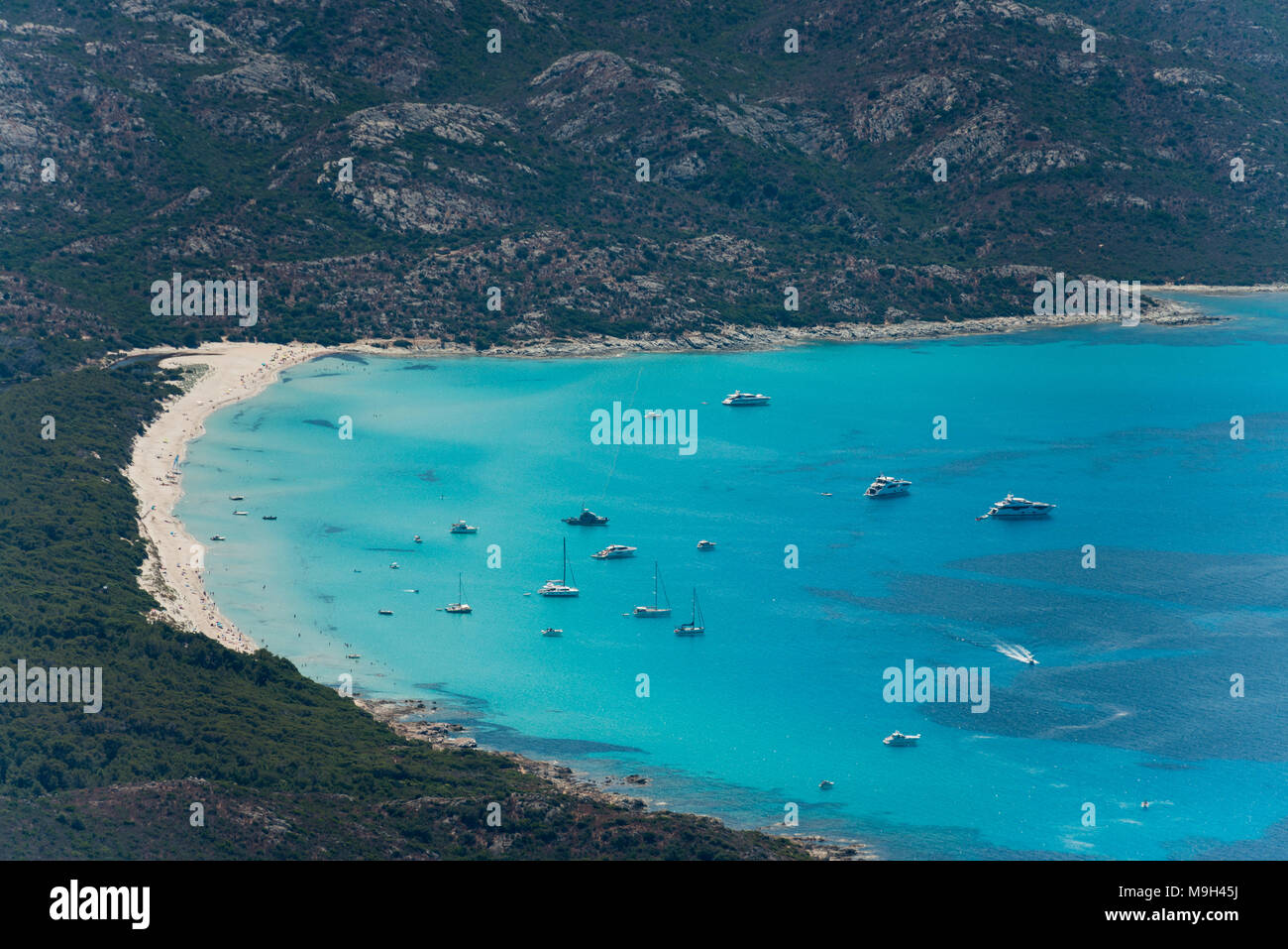 Image aérienne de la Corse turquoise coastlinge montrant la pointe de Curza et Punta di Furmiguli et plage de Saleccia avec yachts privés Banque D'Images