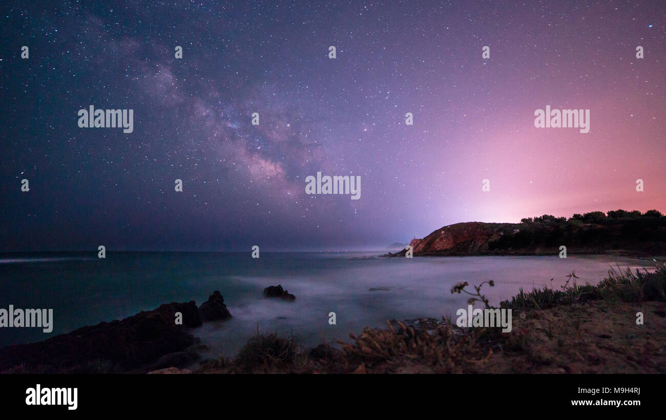 Une belle voie lactée dans le ciel de la Sardaigne dans un jour de l'été Banque D'Images