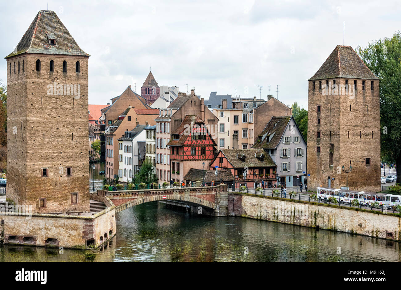 Deux tours et un pont de la Ponts Couverts sur la rivière Ill, Strasbourg, Bas-Rhin, France Banque D'Images