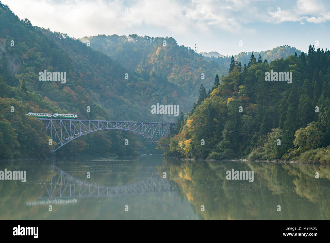 Automne feuillage Premier pont de Fukushima Daiichi dans kyouryou point vue Fukushima Japon Mishima Banque D'Images