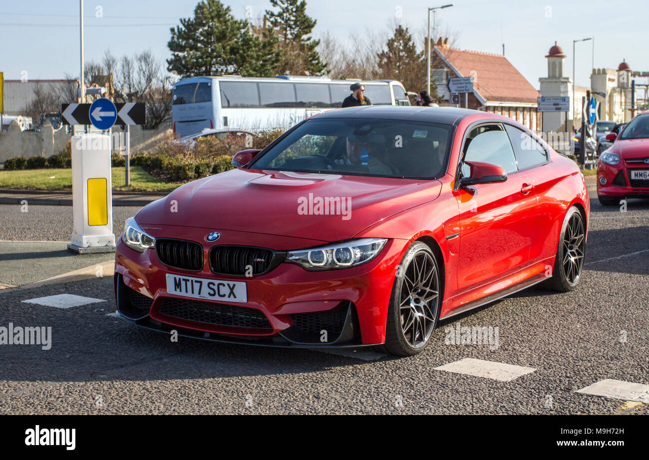 2017 Red M4 Competition Package S-A 2979cc essence coupé; North-West Supercar événement car les voitures et les touristes arrivent dans la station côtière de Southport. Les supercars se trouvent sur l'esplanade du front de mer, tandis que les passionnés de voitures classiques et d'époque profitent d'une journée de pilotage. Banque D'Images