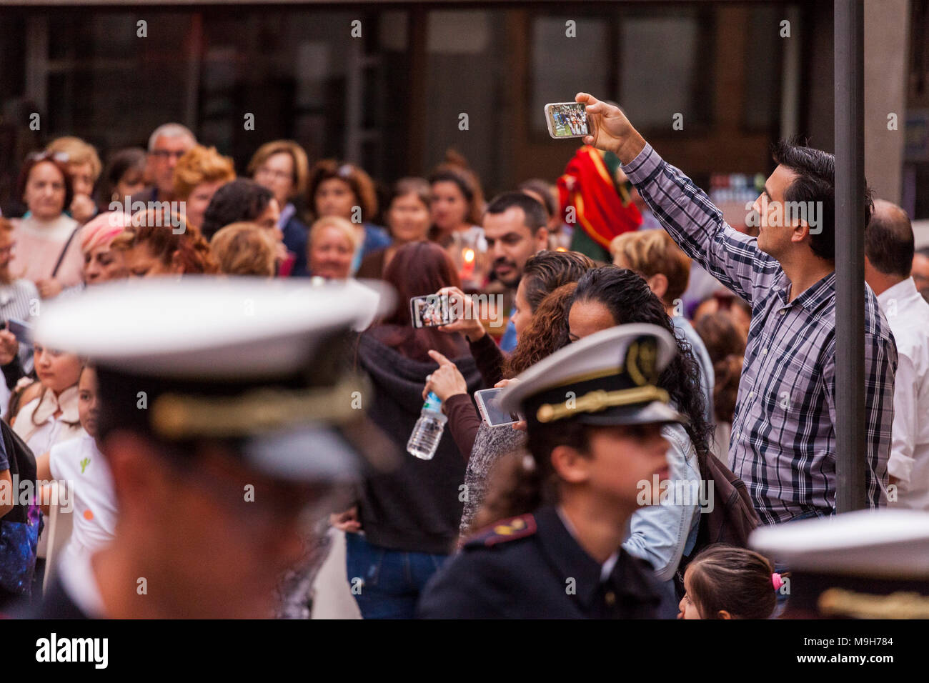 Les gens la procession d'enregistrement vidéo sur les téléphones intelligents, Adeje, Tenerife, Canaries, Espagne Banque D'Images