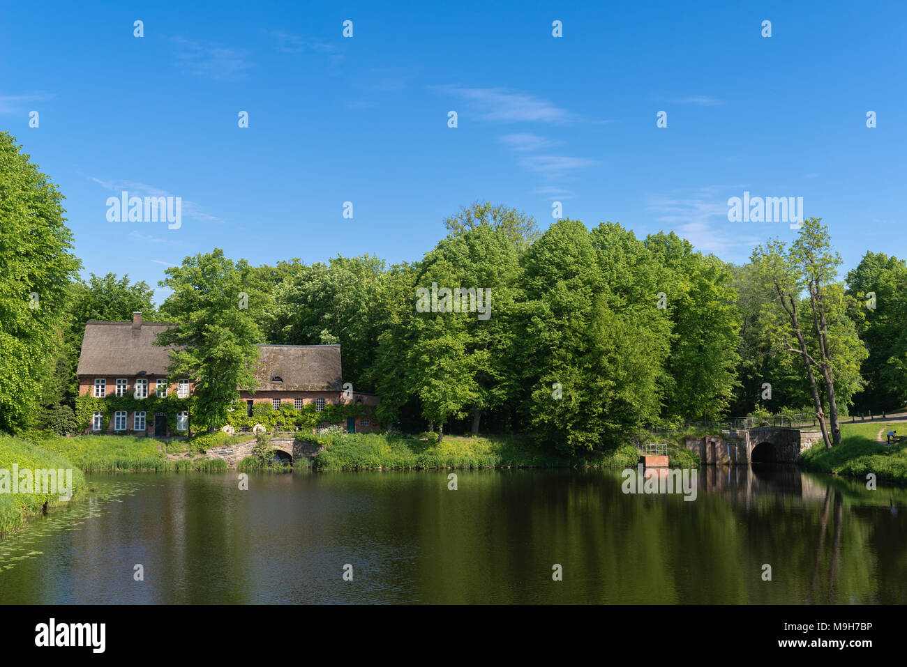 Moulin à eau restauré et avec le lac, à côté du château d'Ahrensburg, Ahrensburg, district de Storman, Schleswig-Holstein, Allemagne, Europe Banque D'Images