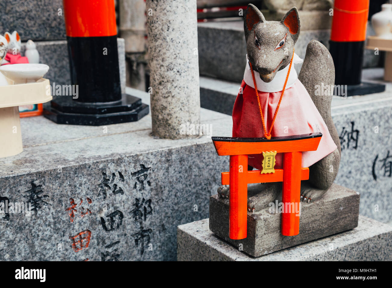 Kyoto, Japon - 3 Avril, 2016 : Fox statue en pierre et miniature Torii au Sanctuaire Fushimi Inari Banque D'Images