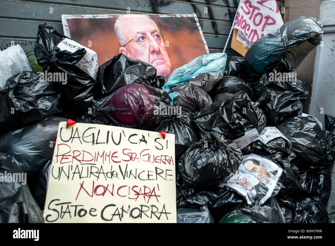 Napoli, Italie. 24Th Mar, 2018. Un meeting de protestation contre la corruption politique et la plus grande décharge illégale de déchets en Europe, est une région de la province de Campanie, comprenant les municipalités de Acerra, Nola, et de l'Odeon. Le nom est Triangle de la mort. La région a récemment connu une augmentation des décès causés par le cancer. L'augmentation de la mortalité liée au cancer est causé par la pollution causée par l'élimination illégale de déchets. Credit : Maniglia Romano/Pacific Press/Alamy Live News Banque D'Images